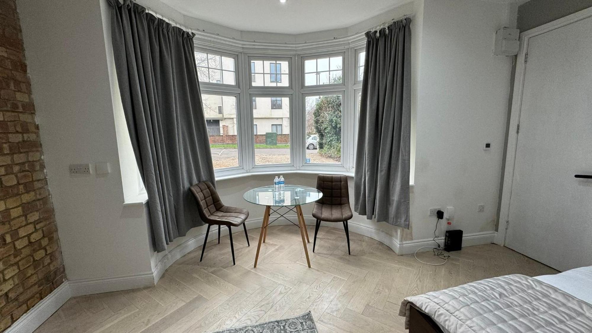 London Studios And Suites Harrow Esterno foto